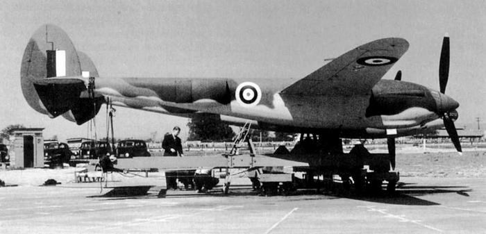 Иллюстрация к книге — Истребитель-«молния» P-38 «Лайтнинг» [i_045.jpg]