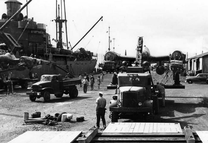 Иллюстрация к книге — Истребитель-«молния» P-38 «Лайтнинг» [i_053.jpg]