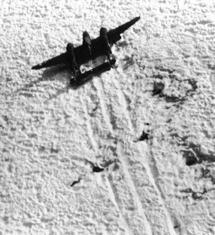 Иллюстрация к книге — Истребитель-«молния» P-38 «Лайтнинг» [i_063.jpg]