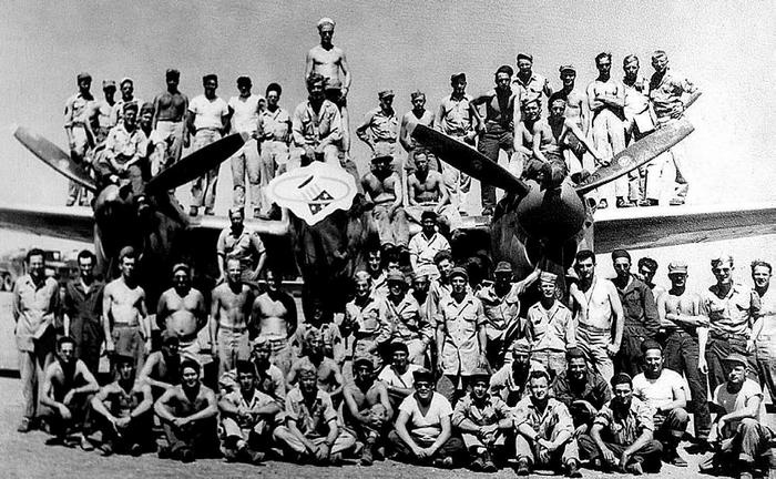 Иллюстрация к книге — Истребитель-«молния» P-38 «Лайтнинг» [i_068.jpg]