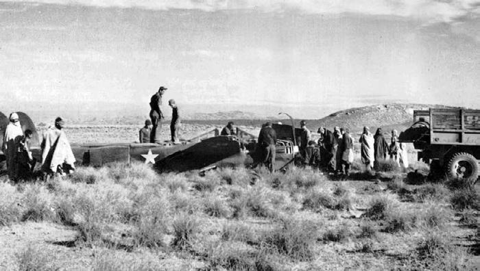 Иллюстрация к книге — Истребитель-«молния» P-38 «Лайтнинг» [i_069.jpg]