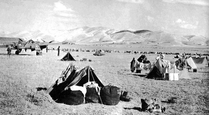 Иллюстрация к книге — Истребитель-«молния» P-38 «Лайтнинг» [i_071.jpg]