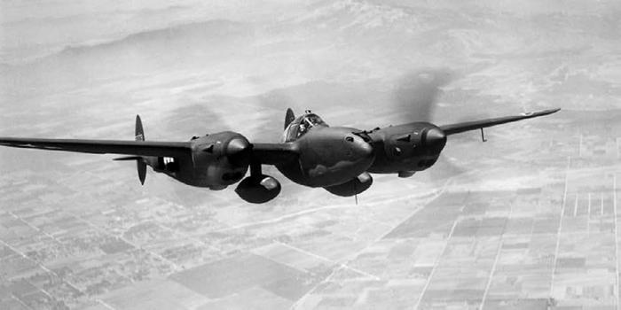 Иллюстрация к книге — Истребитель-«молния» P-38 «Лайтнинг» [i_074.jpg]