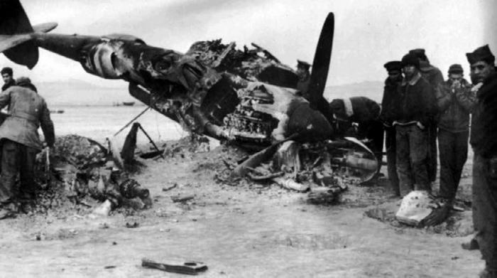 Иллюстрация к книге — Истребитель-«молния» P-38 «Лайтнинг» [i_075.jpg]