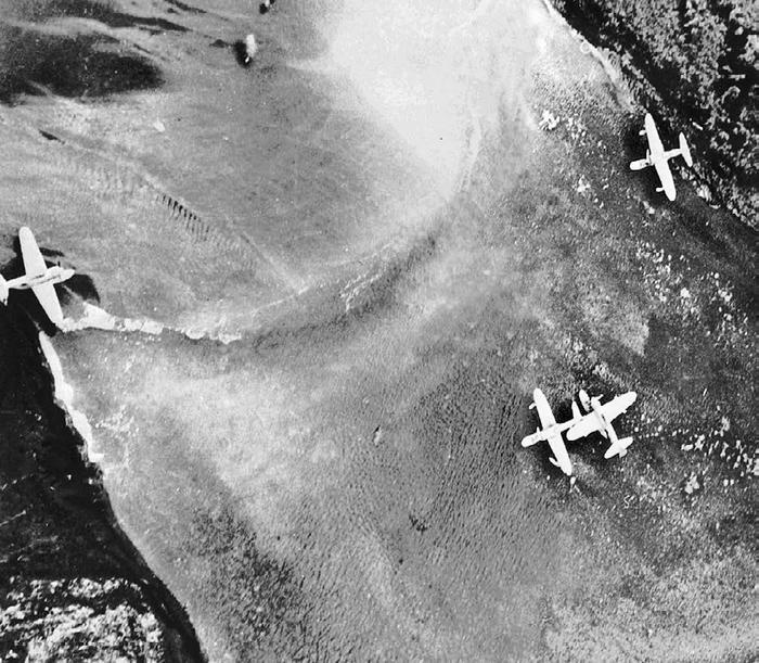 Иллюстрация к книге — Истребитель-«молния» P-38 «Лайтнинг» [i_076.jpg]