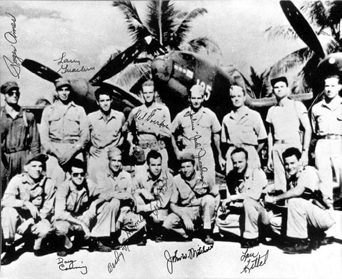 Иллюстрация к книге — Истребитель-«молния» P-38 «Лайтнинг» [i_082.jpg]