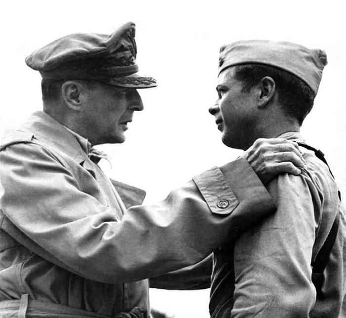 Иллюстрация к книге — Истребитель-«молния» P-38 «Лайтнинг» [i_083.jpg]