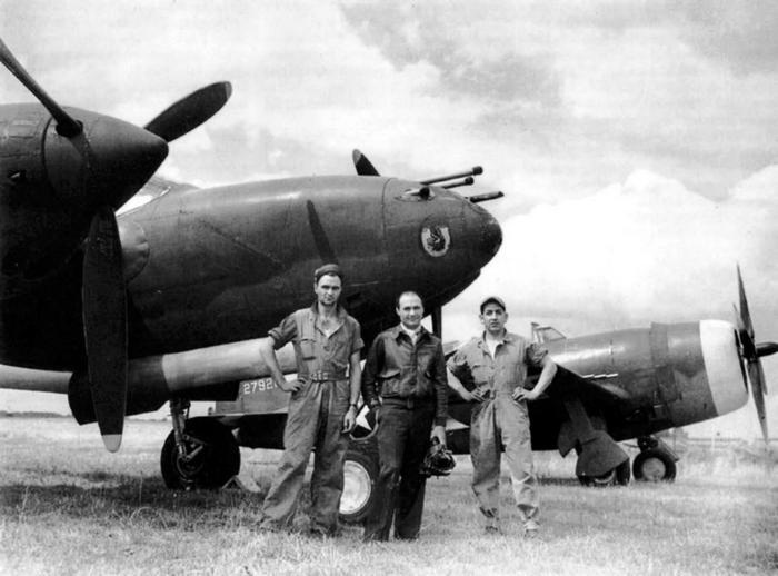 Иллюстрация к книге — Истребитель-«молния» P-38 «Лайтнинг» [i_087.jpg]