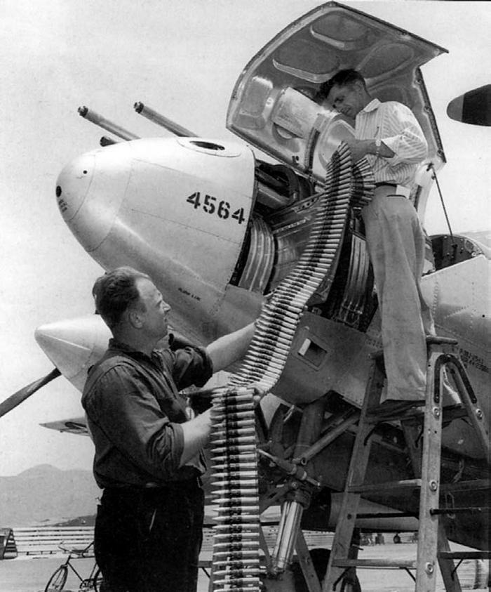 Иллюстрация к книге — Истребитель-«молния» P-38 «Лайтнинг» [i_095.jpg]