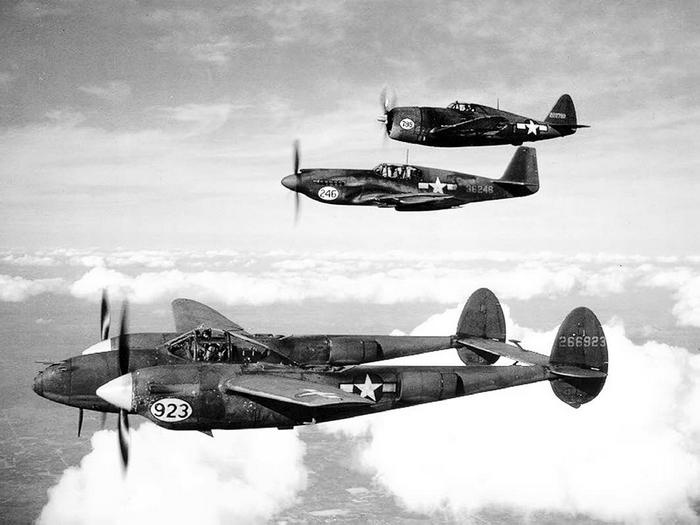 Иллюстрация к книге — Истребитель-«молния» P-38 «Лайтнинг» [i_102.jpg]