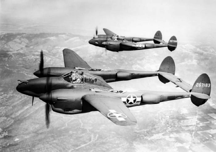 Иллюстрация к книге — Истребитель-«молния» P-38 «Лайтнинг» [i_103.jpg]