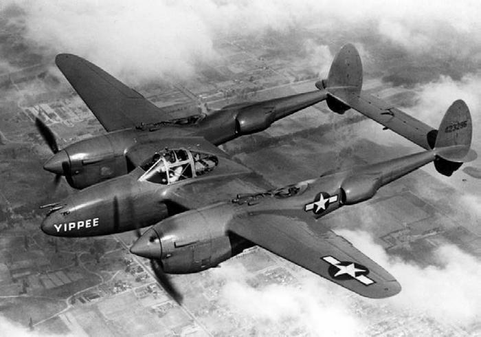 Иллюстрация к книге — Истребитель-«молния» P-38 «Лайтнинг» [i_104.jpg]