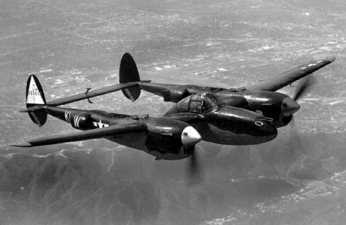 Иллюстрация к книге — Истребитель-«молния» P-38 «Лайтнинг» [i_105.jpg]