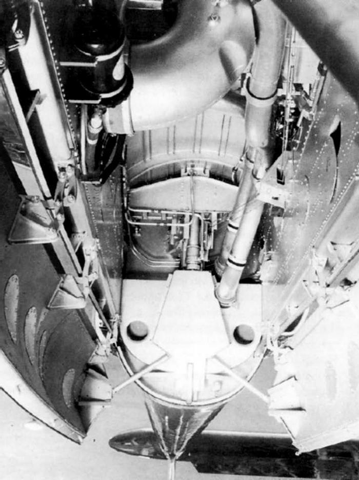 Иллюстрация к книге — Истребитель-«молния» P-38 «Лайтнинг» [i_124.jpg]