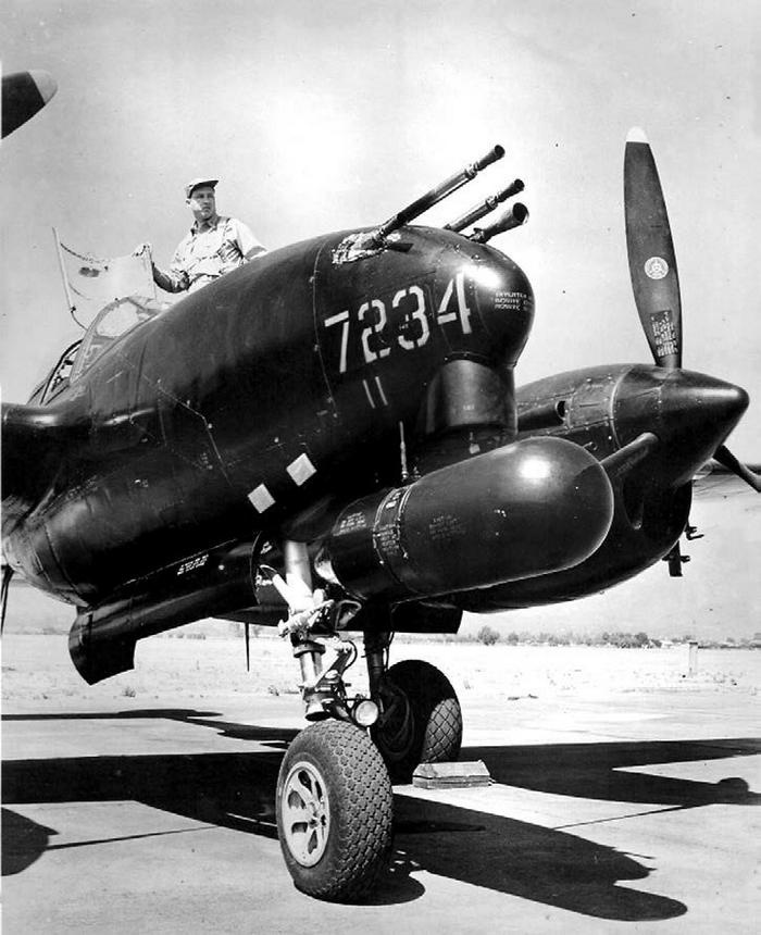 Иллюстрация к книге — Истребитель-«молния» P-38 «Лайтнинг» [i_134.jpg]