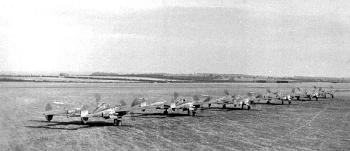 Иллюстрация к книге — Истребитель-«молния» P-38 «Лайтнинг» [i_139.jpg]