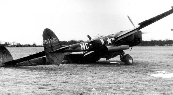 Иллюстрация к книге — Истребитель-«молния» P-38 «Лайтнинг» [i_140.jpg]