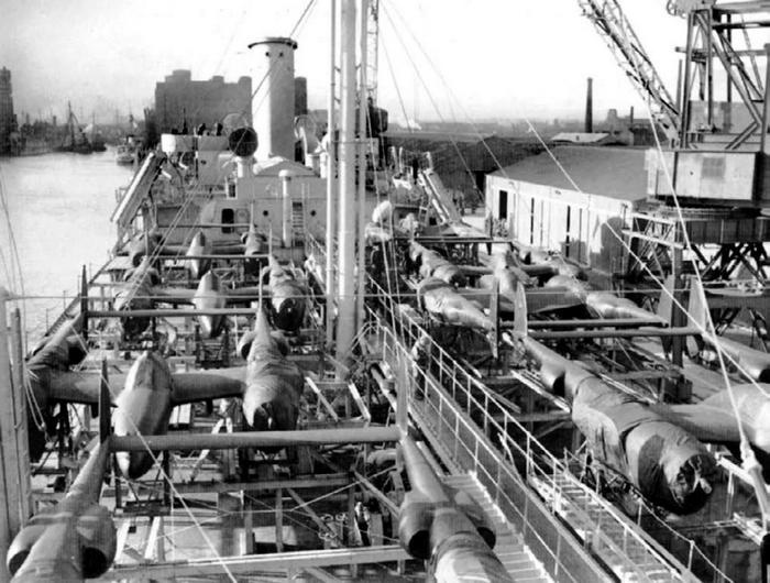 Иллюстрация к книге — Истребитель-«молния» P-38 «Лайтнинг» [i_141.jpg]