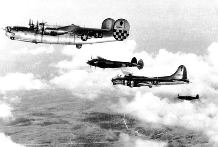 Иллюстрация к книге — Истребитель-«молния» P-38 «Лайтнинг» [i_144.jpg]