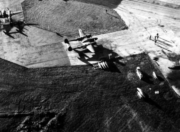 Иллюстрация к книге — Истребитель-«молния» P-38 «Лайтнинг» [i_147.jpg]