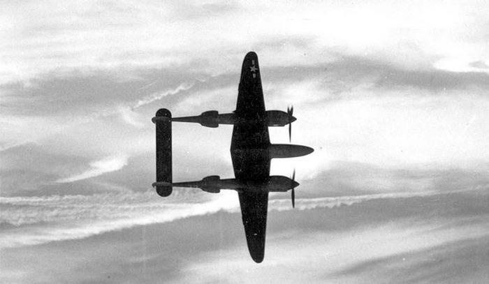 Иллюстрация к книге — Истребитель-«молния» P-38 «Лайтнинг» [i_155.jpg]