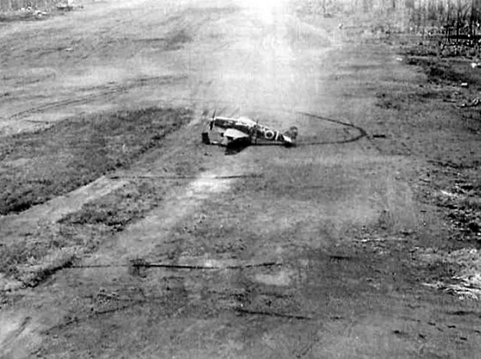 Иллюстрация к книге — Истребитель-«молния» P-38 «Лайтнинг» [i_157.jpg]