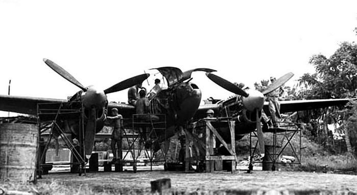 Иллюстрация к книге — Истребитель-«молния» P-38 «Лайтнинг» [i_158.jpg]