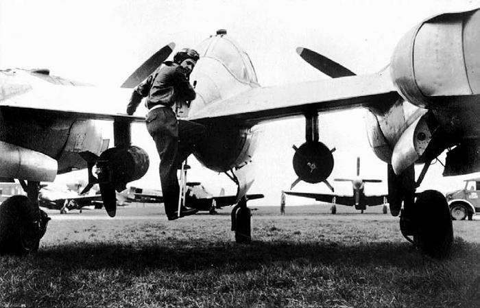 Иллюстрация к книге — Истребитель-«молния» P-38 «Лайтнинг» [i_161.jpg]