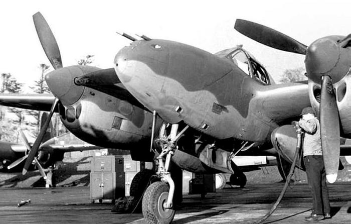 Иллюстрация к книге — Истребитель-«молния» P-38 «Лайтнинг» [i_164.jpg]