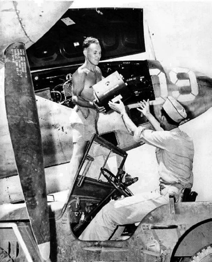 Иллюстрация к книге — Истребитель-«молния» P-38 «Лайтнинг» [i_178.jpg]