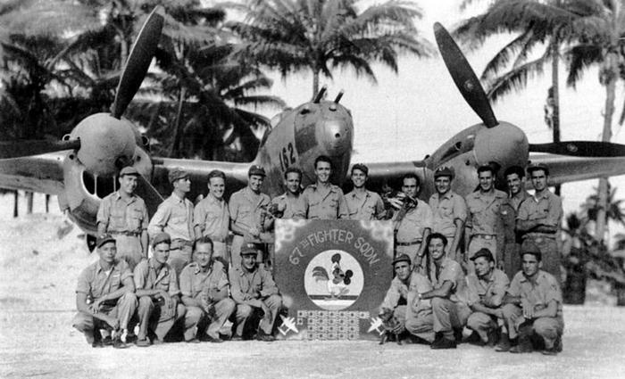 Иллюстрация к книге — Истребитель-«молния» P-38 «Лайтнинг» [i_181.jpg]