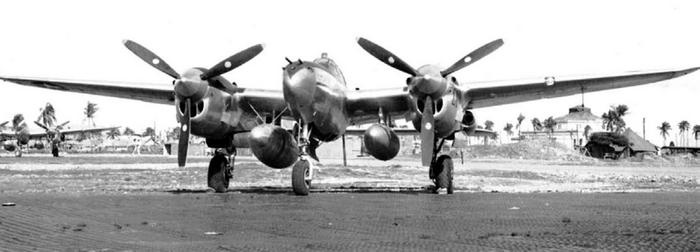 Иллюстрация к книге — Истребитель-«молния» P-38 «Лайтнинг» [i_182.jpg]