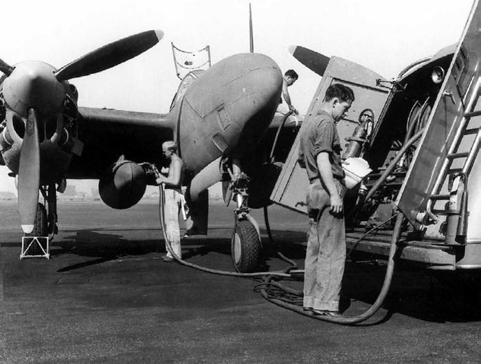 Иллюстрация к книге — Истребитель-«молния» P-38 «Лайтнинг» [i_189.jpg]