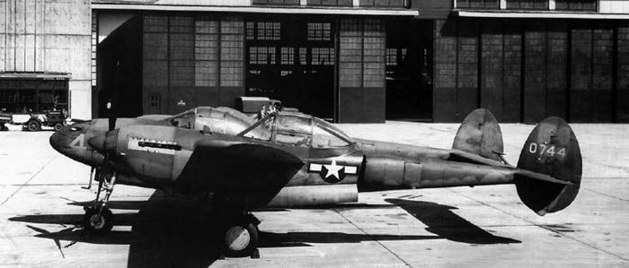 Иллюстрация к книге — Истребитель-«молния» P-38 «Лайтнинг» [i_207.jpg]