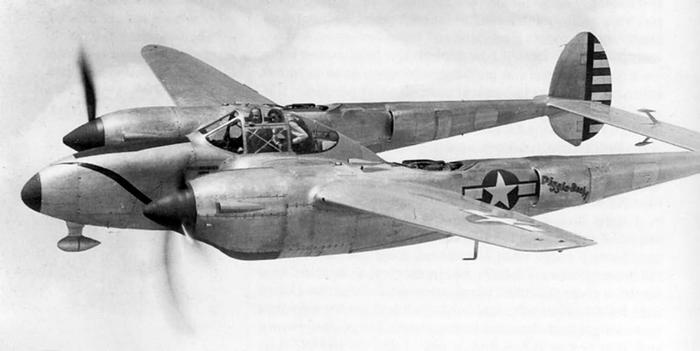 Иллюстрация к книге — Истребитель-«молния» P-38 «Лайтнинг» [i_208.jpg]