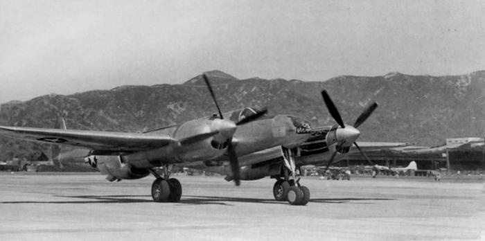 Иллюстрация к книге — Истребитель-«молния» P-38 «Лайтнинг» [i_216.jpg]