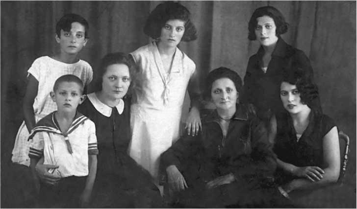 Иллюстрация к книге — Разведка и Кремль. Записки нежелательного свидетеля [i_009.jpg]