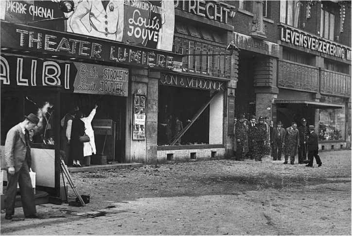 Иллюстрация к книге — Разведка и Кремль. Записки нежелательного свидетеля [i_033.jpg]