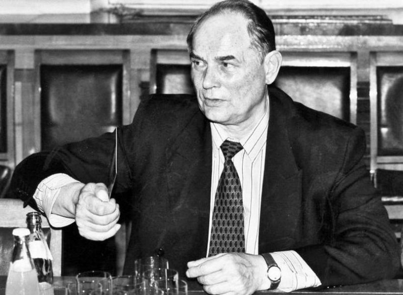 Иллюстрация к книге — А-бомба. От Сталина до Путина. Фрагменты истории в воспоминаниях и документах [i_003.jpg]