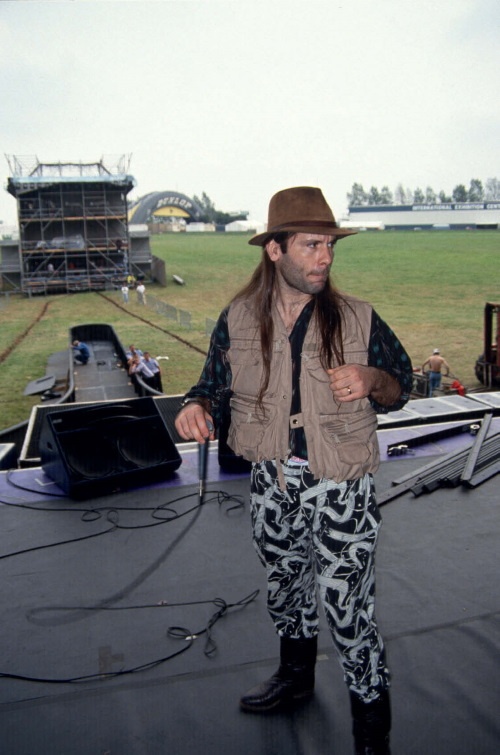 Иллюстрация к книге — Зачем нужна эта кнопка? Автобиография пилота и вокалиста Iron Maiden [i_016.jpg]