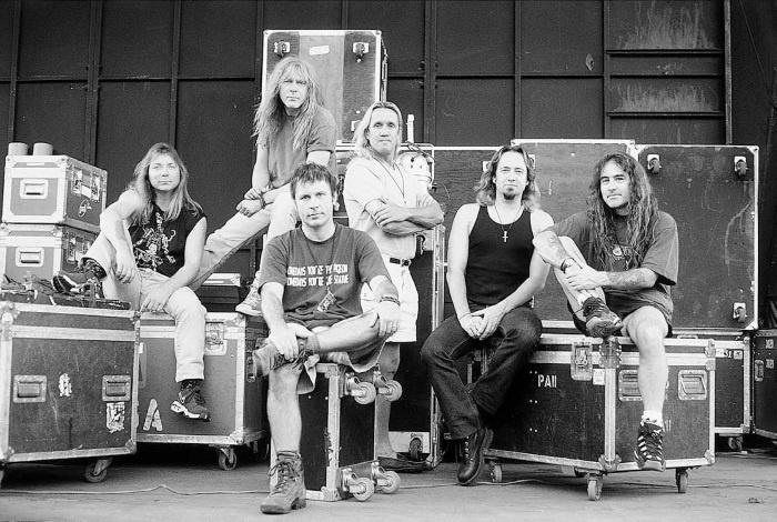 Иллюстрация к книге — Зачем нужна эта кнопка? Автобиография пилота и вокалиста Iron Maiden [i_035.jpg]