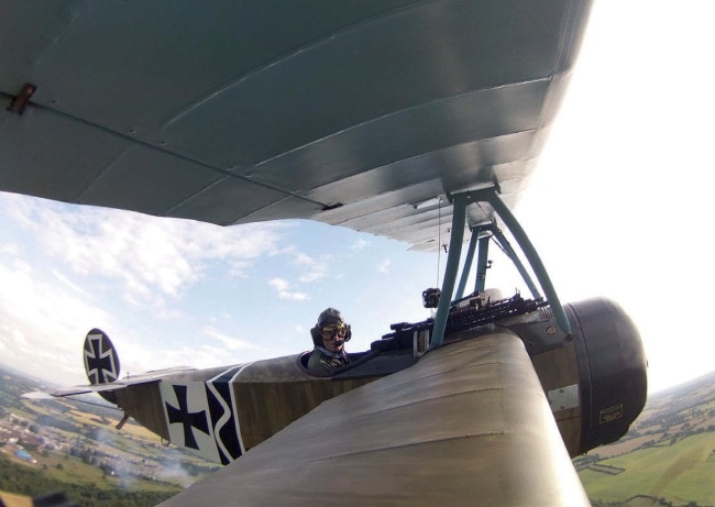 Иллюстрация к книге — Зачем нужна эта кнопка? Автобиография пилота и вокалиста Iron Maiden [i_039.jpg]