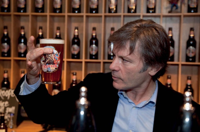 Иллюстрация к книге — Зачем нужна эта кнопка? Автобиография пилота и вокалиста Iron Maiden [i_040.jpg]