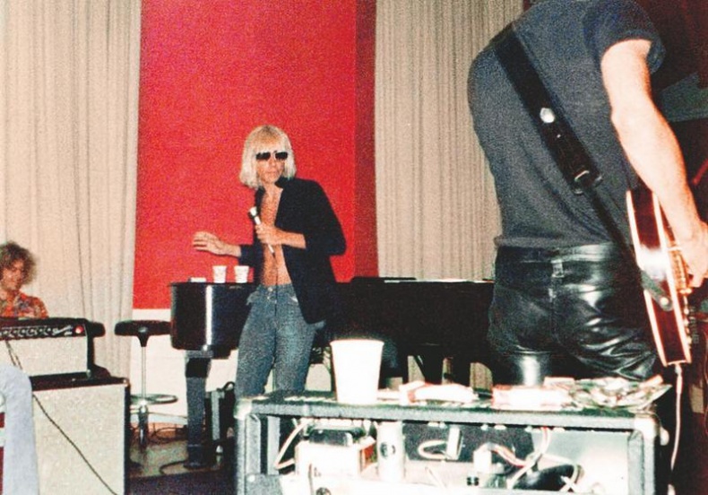 Иллюстрация к книге — Игги Поп. Вскройся в кровь [i_025.jpg]