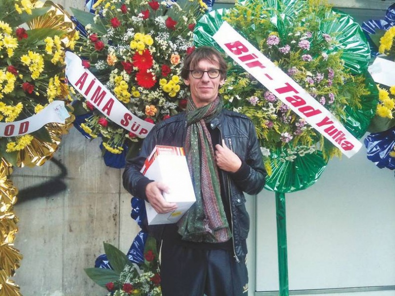 Иллюстрация к книге — Долбящий клавиши [i_005.jpg]