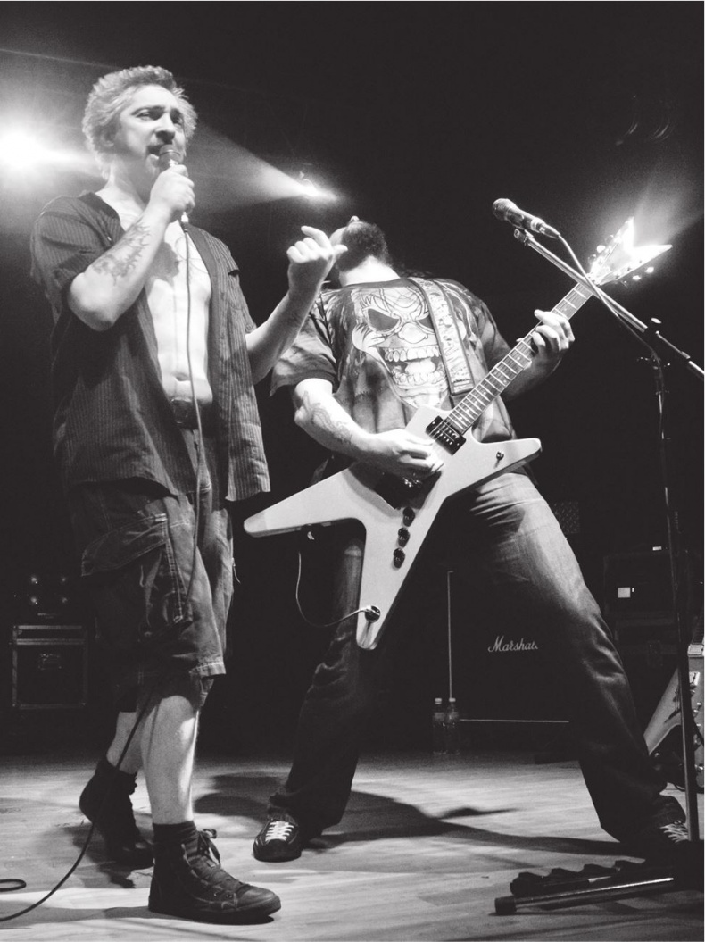 Иллюстрация к книге — Северный флот. Единственная правдивая история легендарной группы. Вещание из Судного дня [i_001.jpg]