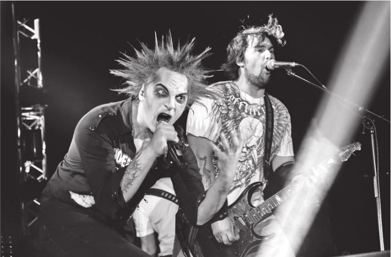 Иллюстрация к книге — Северный флот. Единственная правдивая история легендарной группы. Вещание из Судного дня [i_017.jpg]