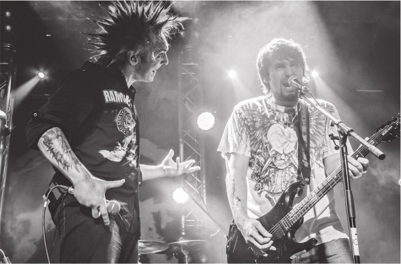 Иллюстрация к книге — Северный флот. Единственная правдивая история легендарной группы. Вещание из Судного дня [i_022.jpg]