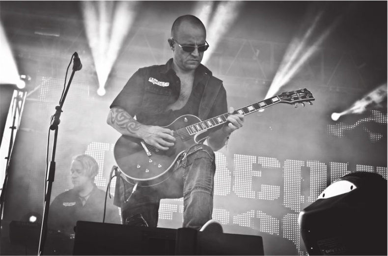 Иллюстрация к книге — Северный флот. Единственная правдивая история легендарной группы. Вещание из Судного дня [i_026.jpg]