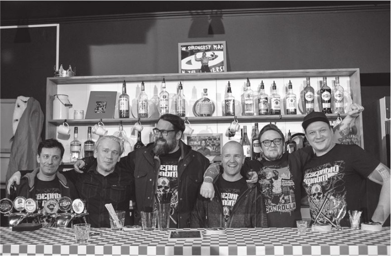 Иллюстрация к книге — Северный флот. Единственная правдивая история легендарной группы. Вещание из Судного дня [i_027.jpg]